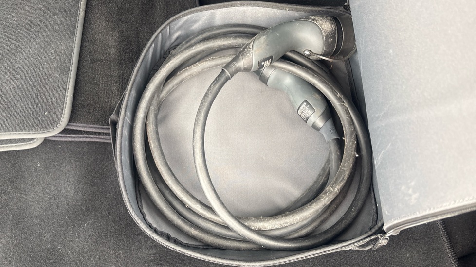MERCEDES EQB Image 22
