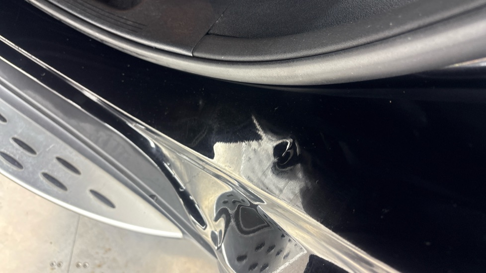MERCEDES EQC dent