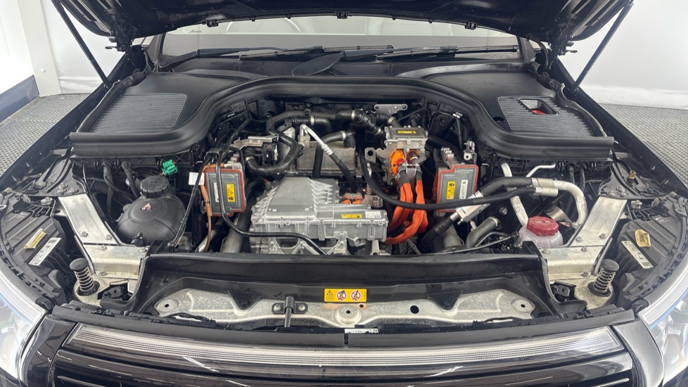 MERCEDES EQC Image 16