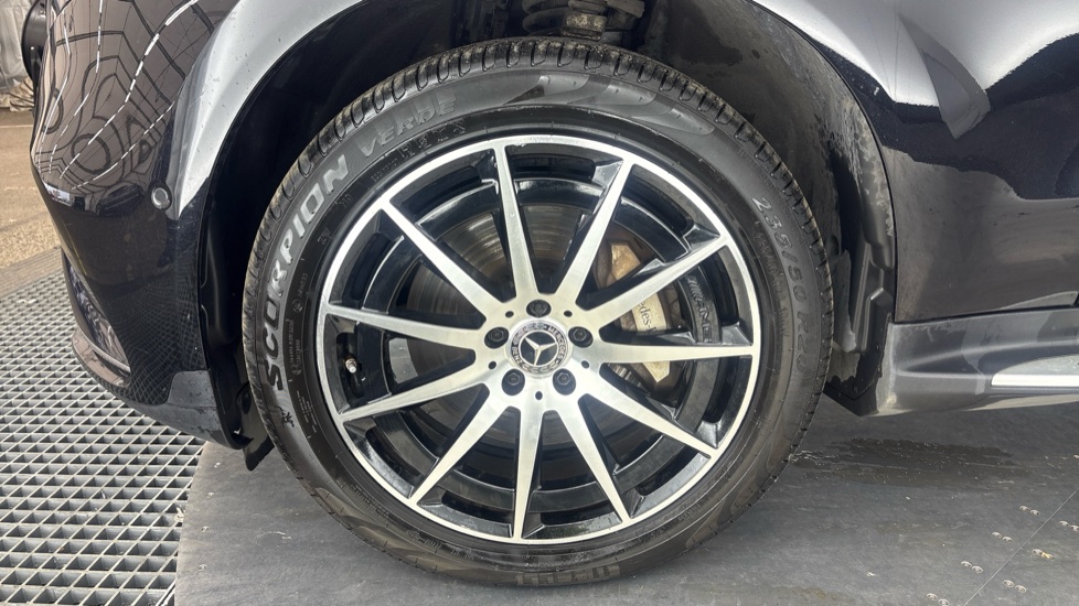MERCEDES EQC Image 17
