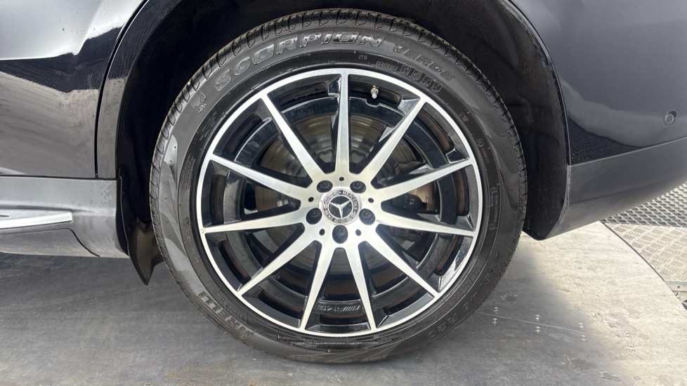 MERCEDES EQC Image 18