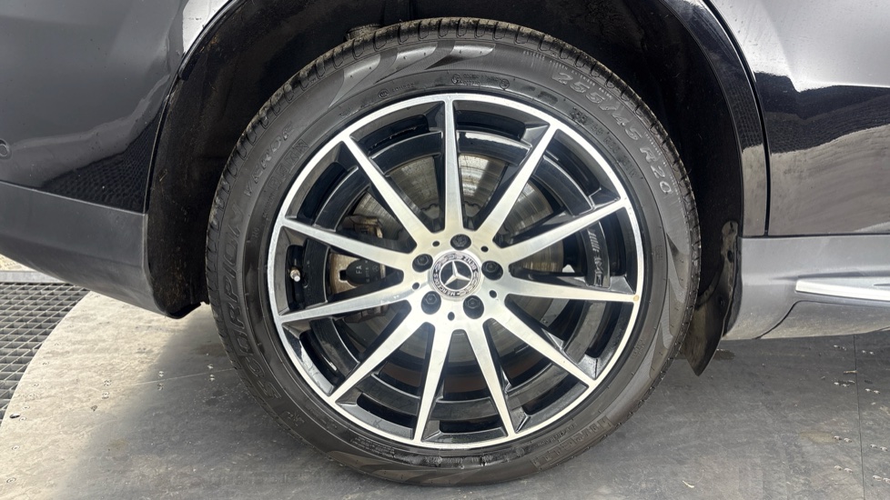 MERCEDES EQC Image 19