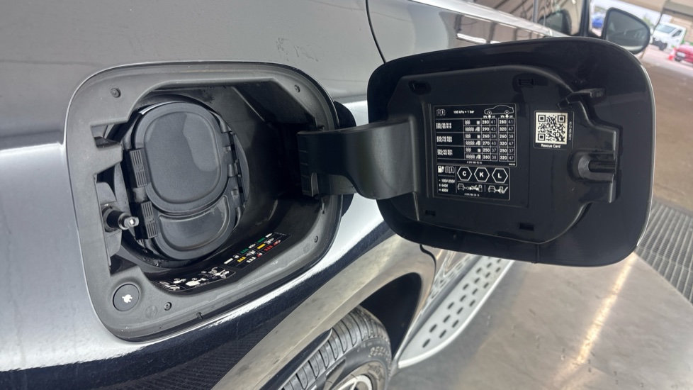 MERCEDES EQC Image 21