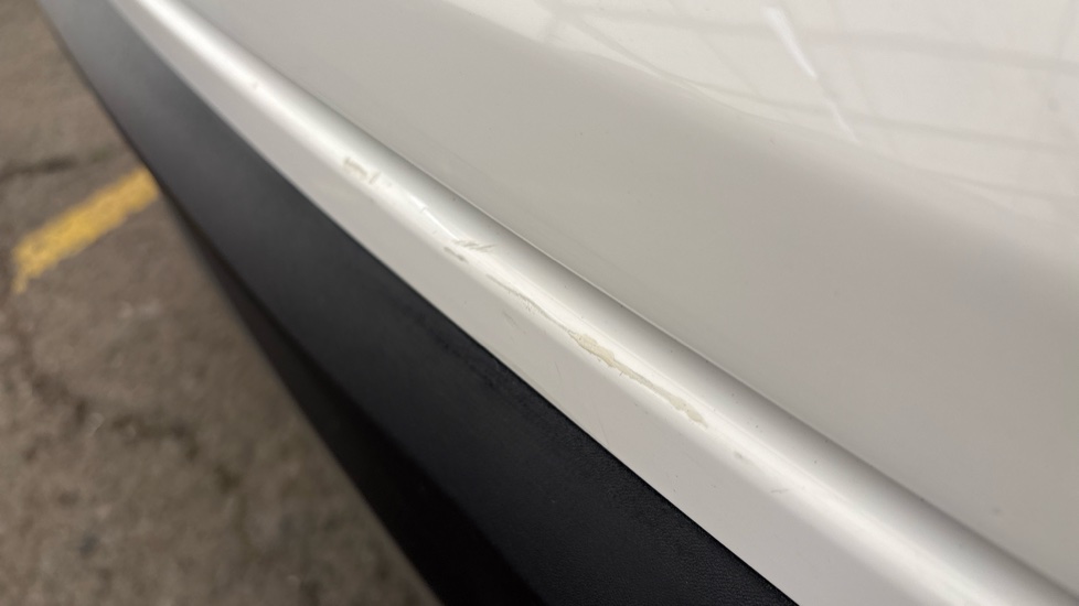 MERCEDES EQC Scratches, chips and dent