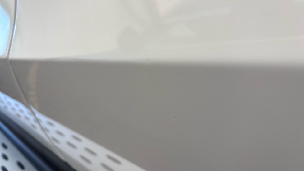 MERCEDES EQC Dent