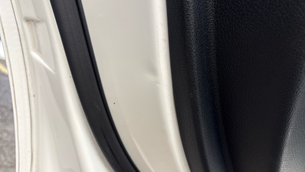 MERCEDES EQC Dent