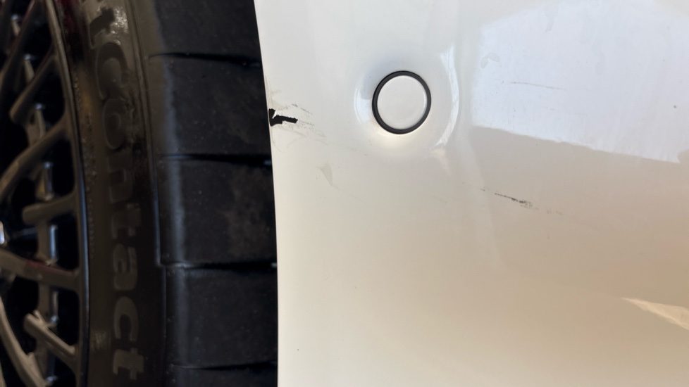 MERCEDES EQC Scuff
