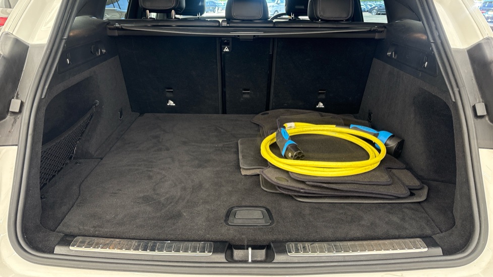 MERCEDES EQC Image 15