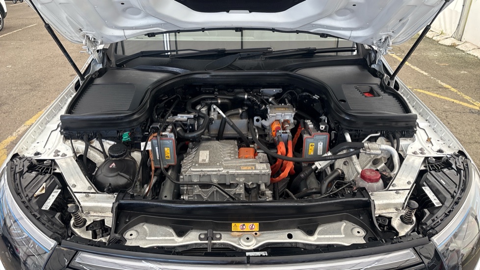 MERCEDES EQC Image 16