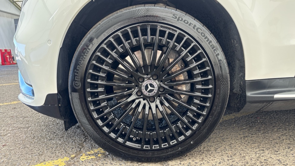 MERCEDES EQC Image 17