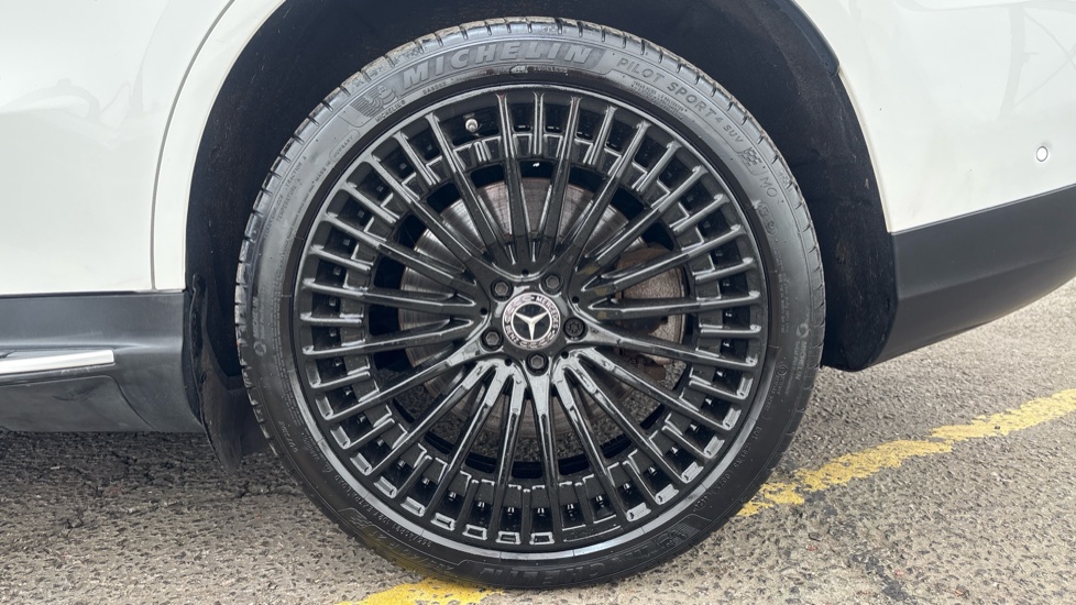 MERCEDES EQC Image 18