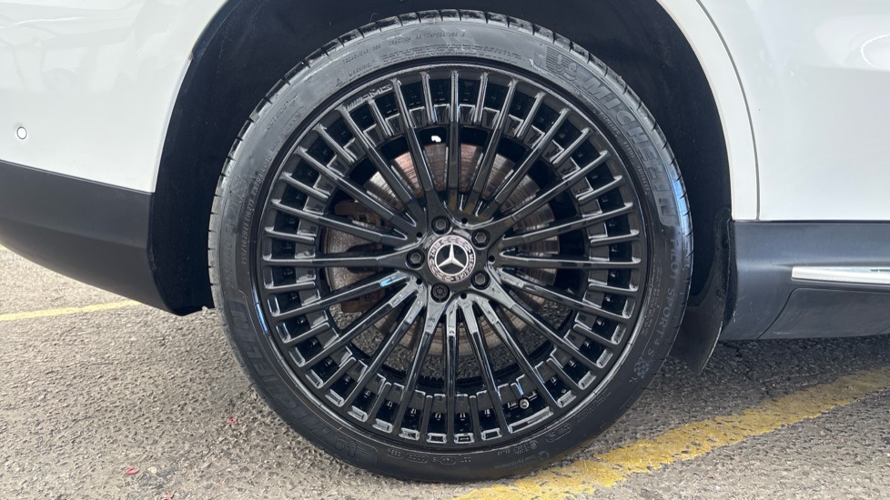 MERCEDES EQC Image 19