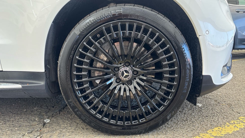 MERCEDES EQC Image 20