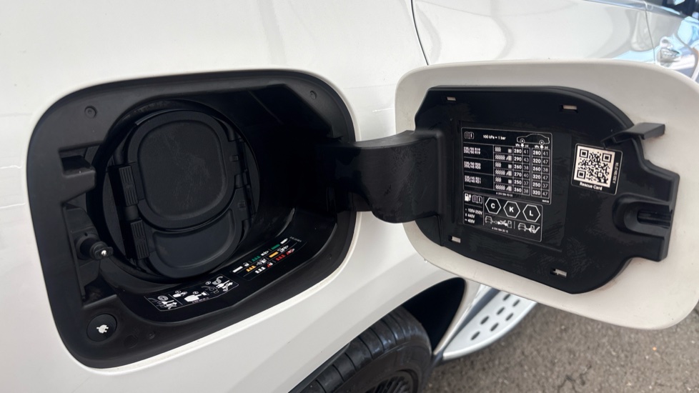 MERCEDES EQC Image 21
