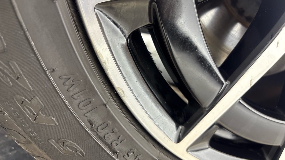 MERCEDES EQC Scuff