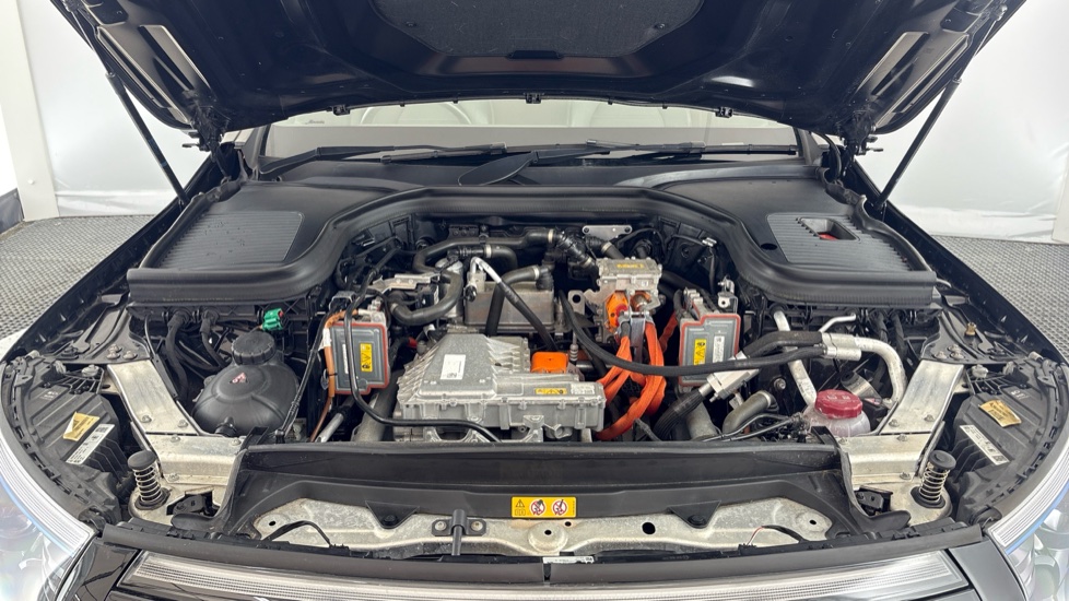 MERCEDES EQC Image 16