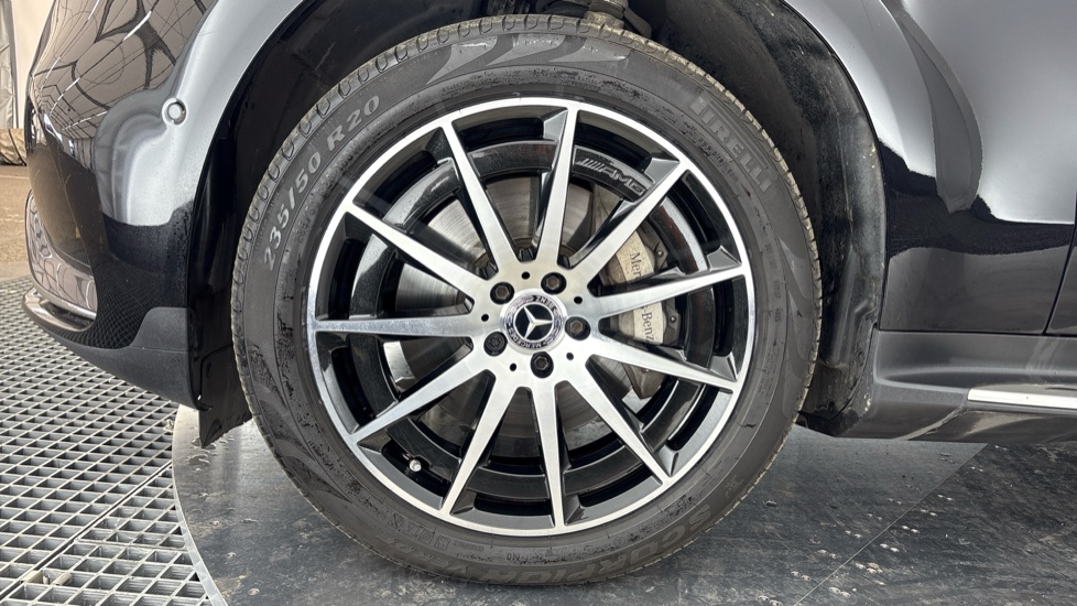 MERCEDES EQC Image 17