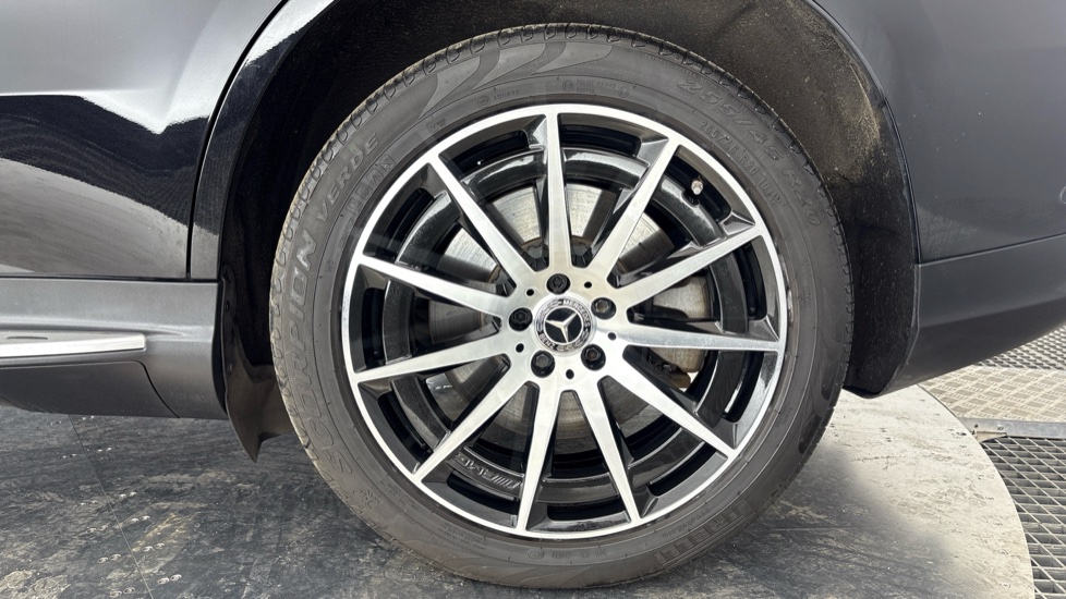 MERCEDES EQC Image 18
