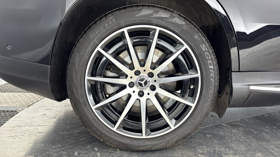 MERCEDES EQC Image 19