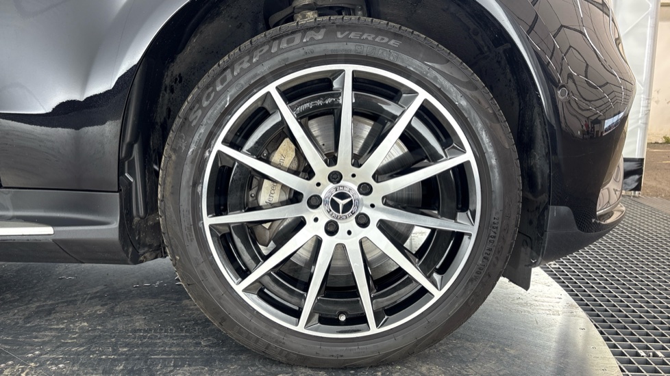 MERCEDES EQC Image 20
