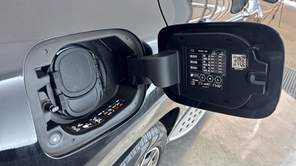 MERCEDES EQC Image 21