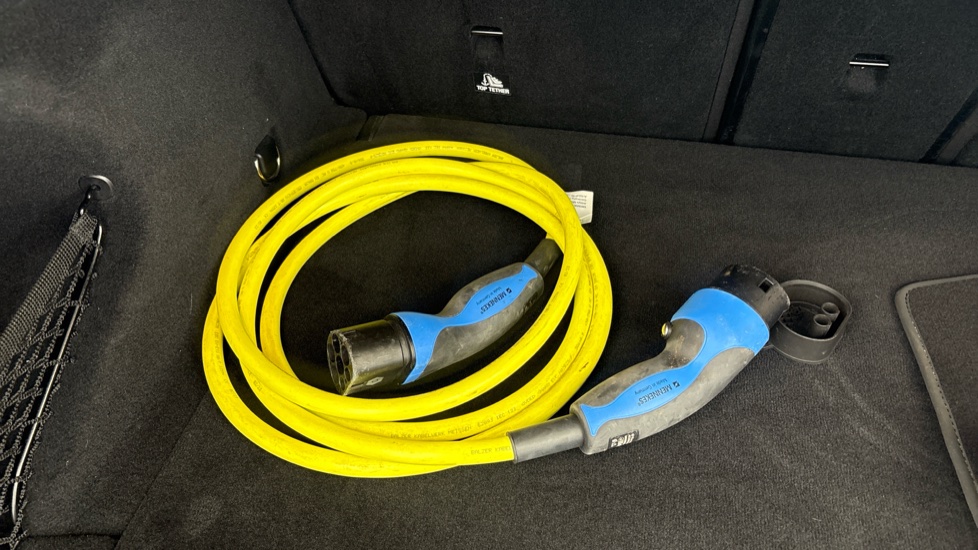 MERCEDES EQC Image 22