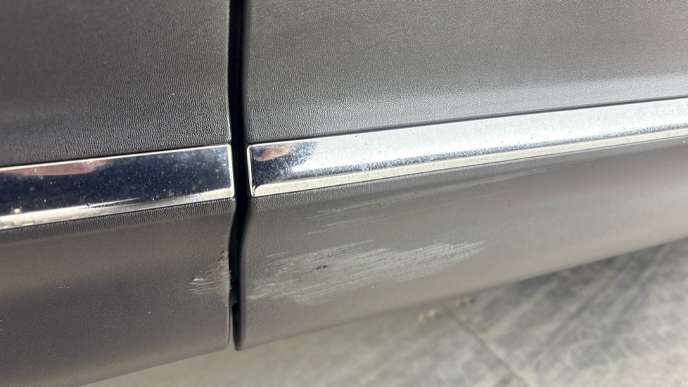 MERCEDES EQB scuff
