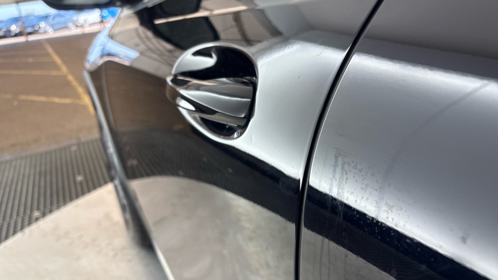 MERCEDES EQB dent