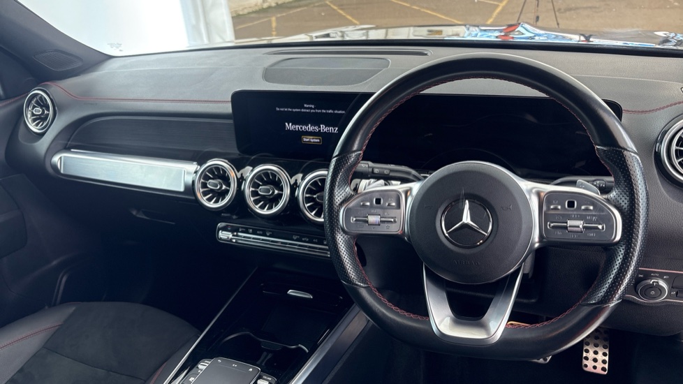 MERCEDES EQB Image 9