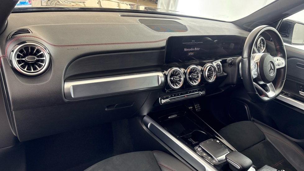 MERCEDES EQB Image 10