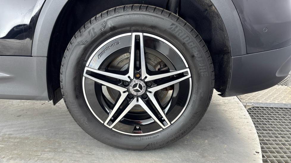MERCEDES EQB Image 18