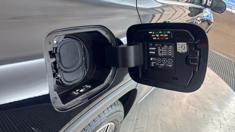 MERCEDES EQB Image 21