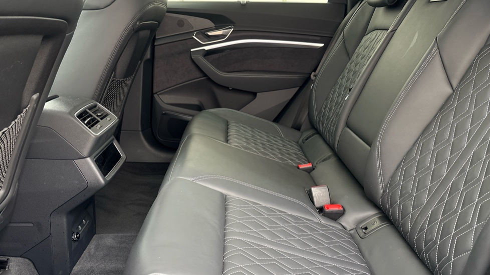 AUDI Q8 Image 14