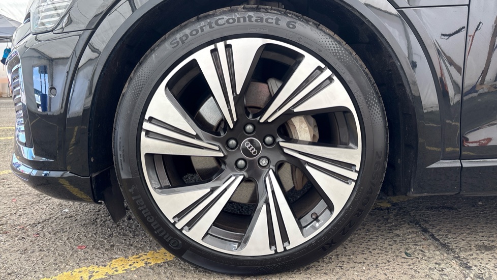 AUDI Q8 Image 17