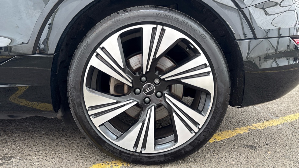 AUDI Q8 Image 18