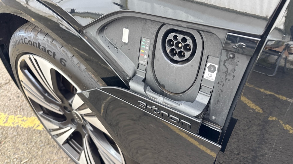 AUDI Q8 Image 21