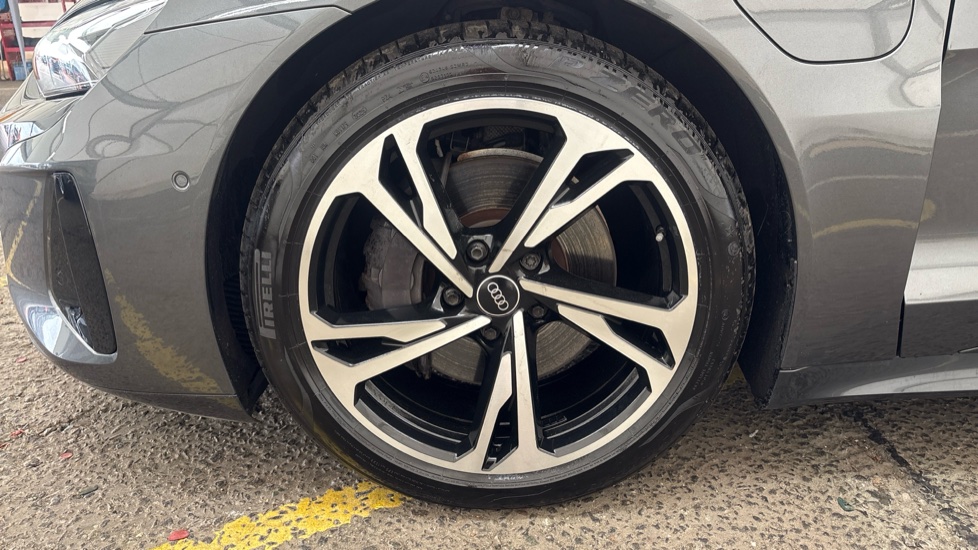 AUDI E-TRON GT Image 17