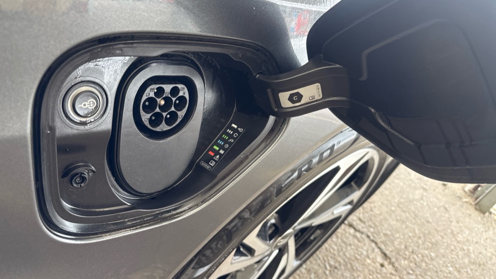 AUDI E-TRON GT Image 21
