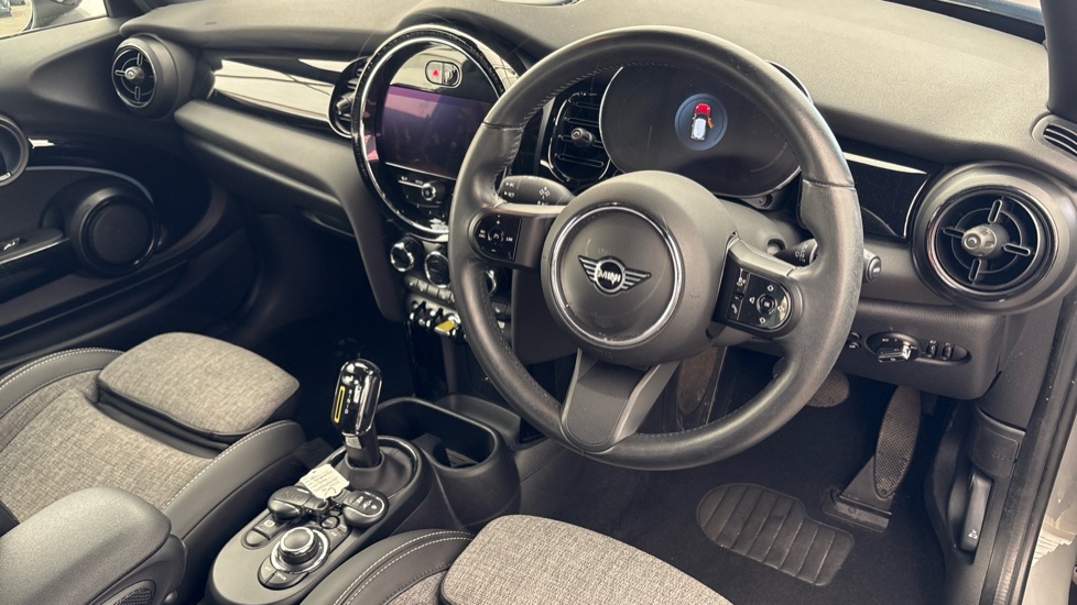 MINI HATCHBACK Image 9