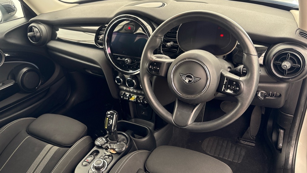 MINI HATCHBACK Image 9