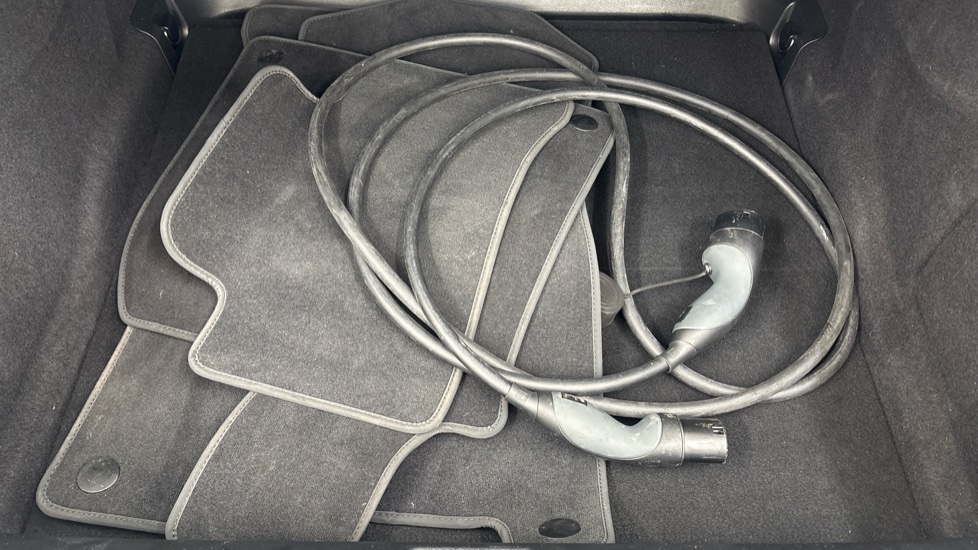 MERCEDES EQE Image 22
