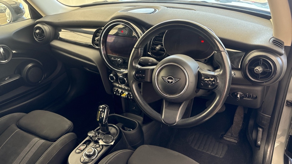 MINI HATCHBACK Image 9