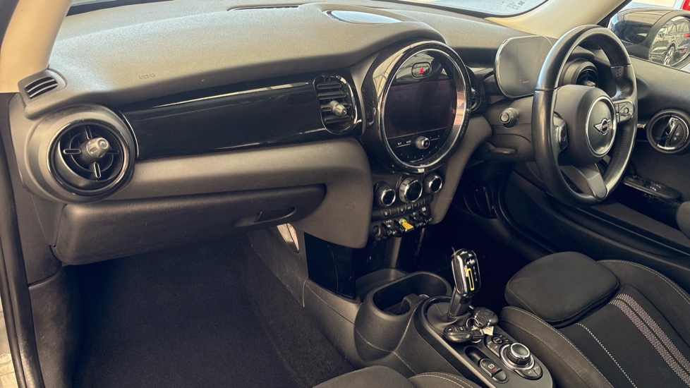 MINI HATCHBACK Image 10