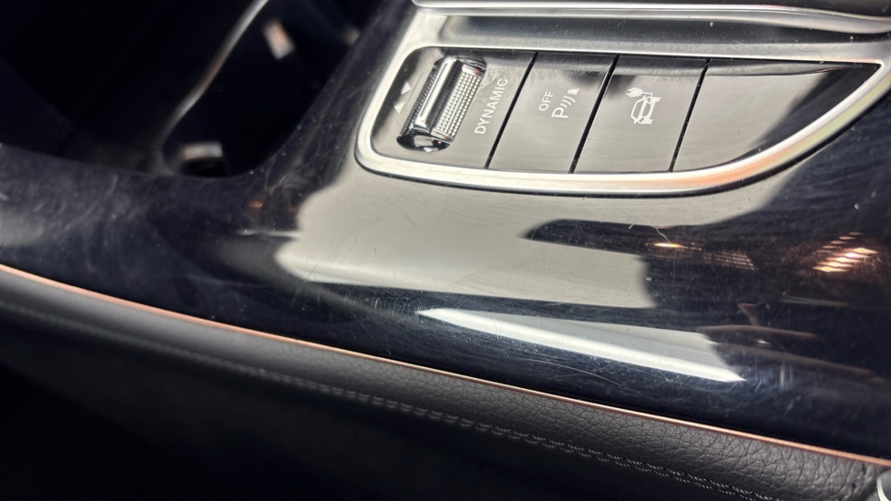 MERCEDES EQC scratches