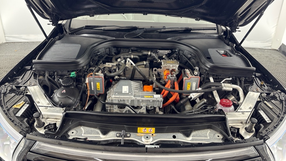 MERCEDES EQC Image 16