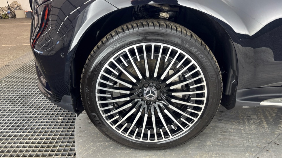 MERCEDES EQC Image 17