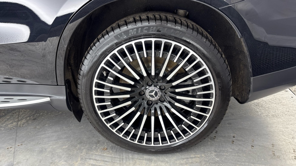 MERCEDES EQC Image 18