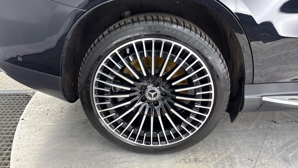 MERCEDES EQC Image 19