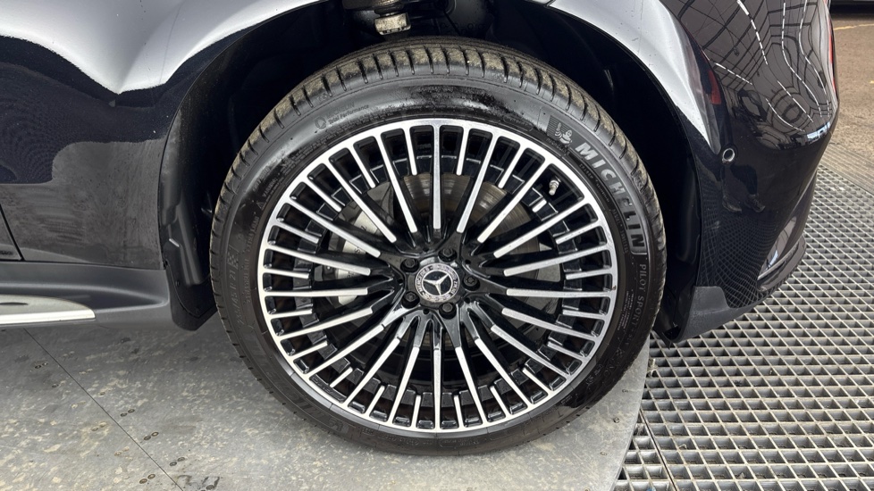 MERCEDES EQC Image 20
