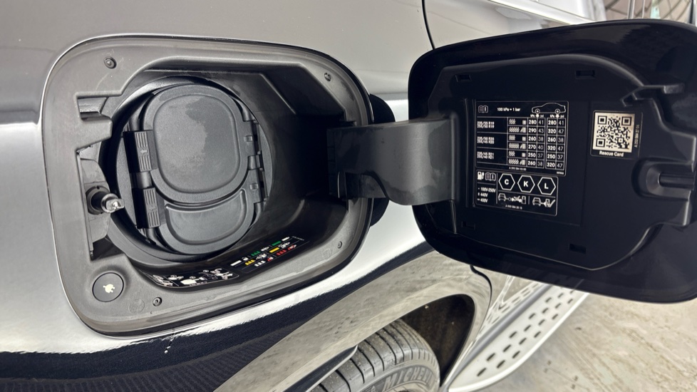 MERCEDES EQC Image 21